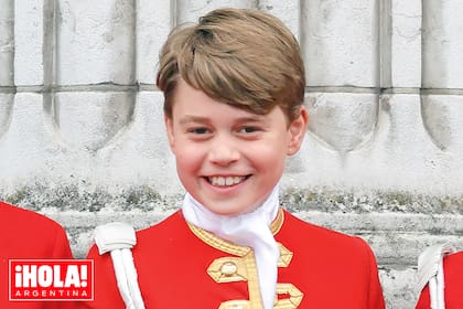 En mayo pasado, George fue paje de honor en la coronación de su abuelo, Carlos III. En la foto se lo ve sonriente en el balcón del Palacio de Buckingham, después de la ceremonia celebrada en la abadía de Westminster.