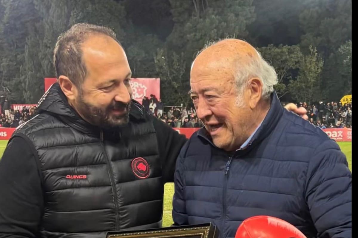 En mayo pasado, Loyola recibió una placa honorífica de parte del Unión Cordobesa de Rugby, entregada por su presidente, Fernando Pérez