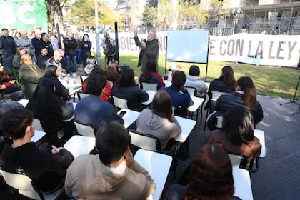 En mayo, por el mismo reclamo, la UBA dictó clases abiertas frente a Tribunales