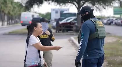 En McAllen detuvieron a al menos 100 personas y dejaron ir a quienes poseían documentos de residencia legal en EE.UU.