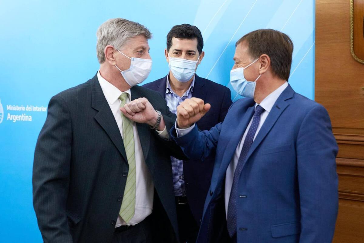 En medio de la "guerra", los gobernadores de La Pampa y Mendoza, se saludaron con los codos, bajo la atenta mirada de Nación, de fondo, en la figura del ministro del Interior, Wado de Pedro.