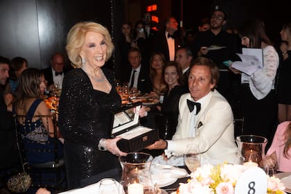 En medio de la comida Mirtha recibió de regalo una joya de Testorelli por su apoyo incondicional.