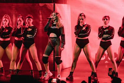 En medio de la cuarentena, la cantante presentó su nuevo videoclip, grabado en una presentación en vivo desde el Teatro Ópera