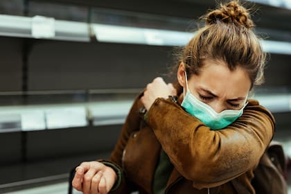 En medio de la epidemia global de un nuevo virus extremadamente contagioso, estornudar en el codo tal vez ya no sea suficiente.