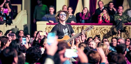 En medio de la faena, el músico se pasea por los pasillos para el deleite de sus fans