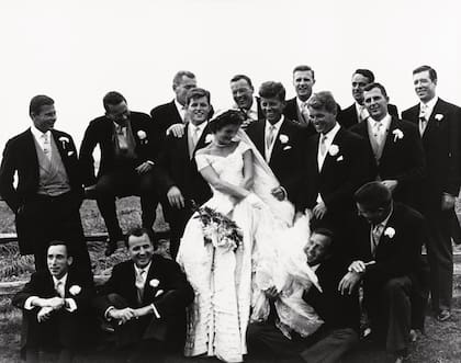 En medio de la fiesta, la novia posa divertida “custodiada” por los hermanos y amigos de su marido, entre ellos Robert y Edward Kennedy.