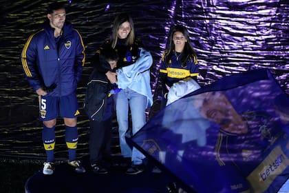 En medio de la fiesta que le brindan los hinchas, Leandro Paredes desembarca en Boca