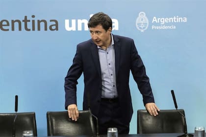 En medio de la pandemia, Daniel Arroyo quedó en el centro de la polémica por la compra de alimentos ,245x151mm