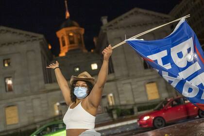 En medio de la pandemia del coronavirus, los demócratas salieron a las calles a festejar luego de que los medios anunciaron la victoria del candidato presidencial demócrata Joe Biden sobre el presidente Donald Trump en los Estados Unidos