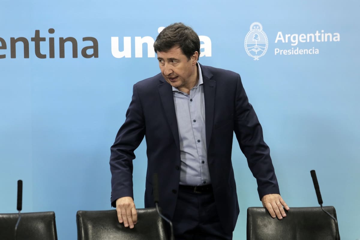 En medio de la pandemia por el coronavirus, Daniel Arroyo quedó en el centro de la polémica por la compra de alimentos