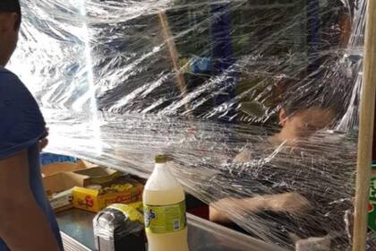 En medio de la pandemia y el temor por el contagio, algunos supermercados chinos implementaron curiosos métodos para aislar a sus cajeros.