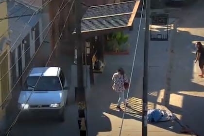 En medio de la persecución, el ladrón se subió a la vereda y casi atropella a una mujer
