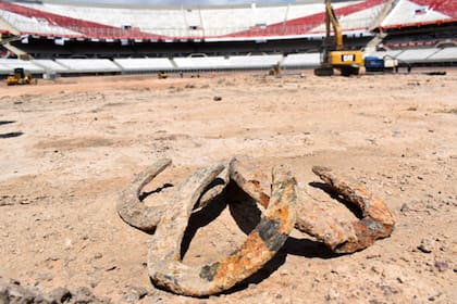 En medio de las excavaciones fueron halladas tres piezas arqueológicas de cuando el estadio era el Hipódromo Nacional.