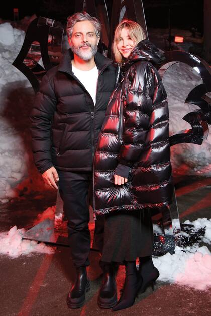 En medio de las montañas nevadas donde se hizo el desfile de Moncler, Guillermina luce radiante con una maxicampera puffer de textura vinílica con capucha, que matchea perfecto con la que eligió su novio.