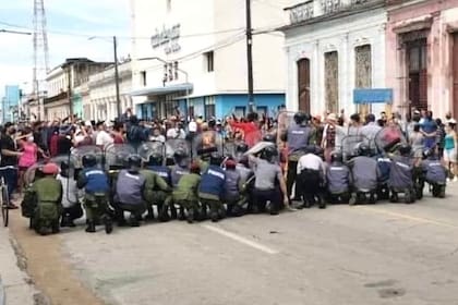 En medio de las protestas cubanas, hubo enfrentamientos con la policía.
