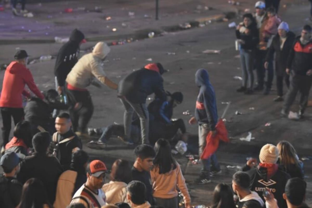 En medio de los festejos a un año de la conquista del título, la barra de Colón desató la locura