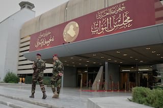 En medio de secuelas de la guerra, Iraq elige al kurdo Nizar Amidi como su presidente