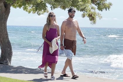 En medio de su conflictivo divorcio de Kevin Costner, Christine Baumgartner disfruta de unas vacaciones en Hawái con un amigo del actor