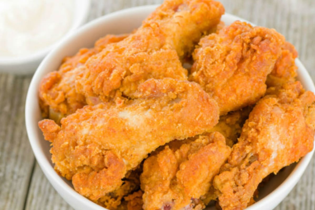 En medio de su pedido de pollo frito se encontró con una cabeza de gallina rebosada