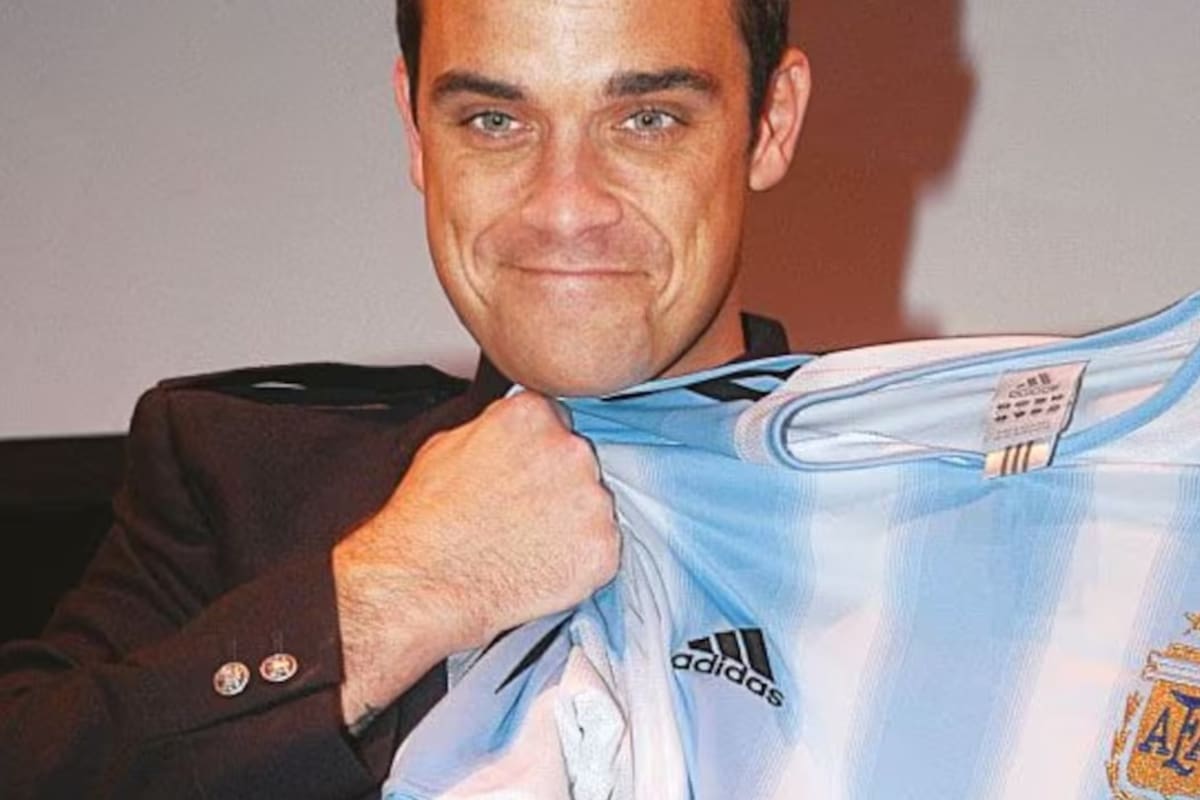 En medio de su presentación en el Movistar Arena, algunos fanáticos no olvidan las perlitas que el artista británico dejó en 2004, la primera y última última visita al país