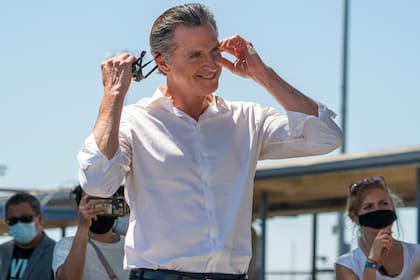 En medio de un déficit millonario, Newsom impulsó recortes en programas sociales y reasignó fondos climáticos hacia infraestructura ferroviaria