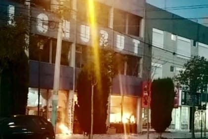 En medio de un enrarecido clima, un grupo incendió las instalaciones del diario El Chubut tras una marcha antiminera.