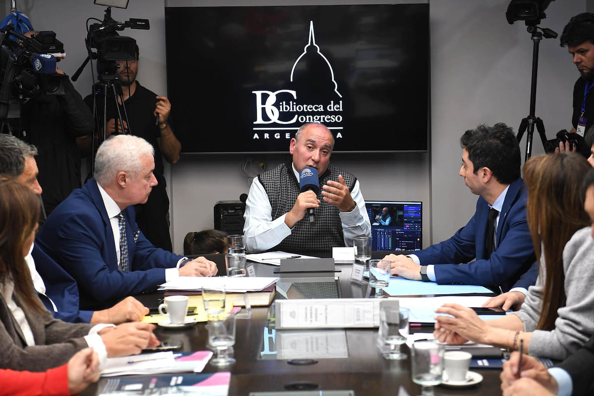 En medio de un escándalo, se constituyó la Comisión Administradora de la Biblioteca del Congreso de la Nación: la presidirá el diputado José Peluc (en el centro, con micrófono); a la derecha, el senador Enzo Fullone