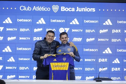 En medio de un irregular comienzo de año, el presidente respaldó a Fernando Gago como director técnico del club