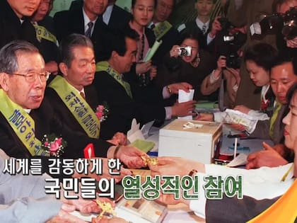 En medio de una campaña impulsada por la cadena KBS, miles de personas entregaron alianzas, medallas, insignias y piezas guardadas durante años como herramienta para revertir la deuda de su país