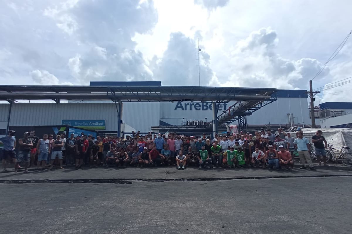 En medio de una disputa sindical, un grupo de trabajadores mantienen, hace seis días, bloqueado el ingreso a la planta frigorífica de ArreBeef en Pérez Millán