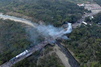 En medio de una escalada de violencia en Venezuela, esta embarcación fue amedrentada; portaba más de 200 toneladas de ayuda humanitaria y su tripulación es civil
