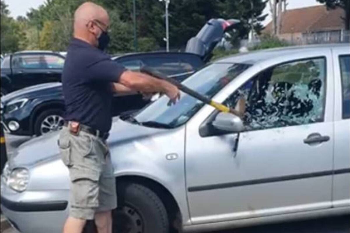 En medio de una ola de calor, una mujer dejó encerrado en su auto a su cachorro mientras realizaba las compras en el supermercado