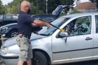 En medio de una ola de calor, una mujer dejó encerrado en su auto a su cachorro mientras realizaba las compras en el supermercado