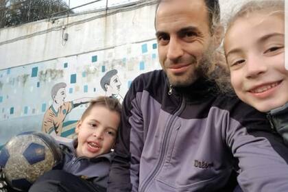 En medio del aislamiento por el coronavirus, Martín Debarnot, que no vive con sus hijos Delfina y Juani, ayuda a una vecina de 64 años