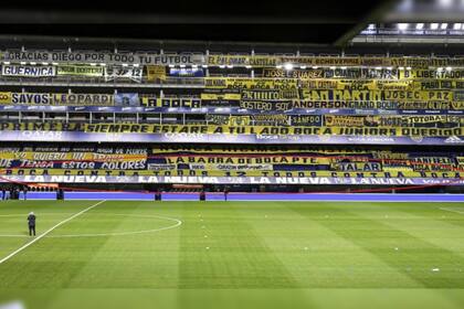 En medio del malestar por las recientes decisiones que perjudicaron a Boca, la barra brava del Xeneize colgó una dura bandera en La Bombonera