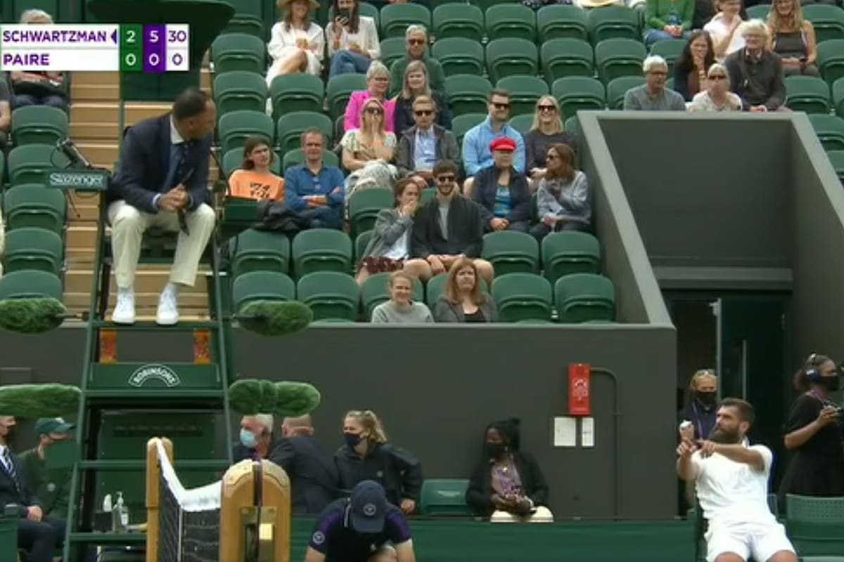 En medio del último game, el francés Benoit Paire discute con el umpire luego de la advertencia por "no intentar dar lo mejor de sí"; mientras tanto, Schwartzman esperaba en la cancha para sacar