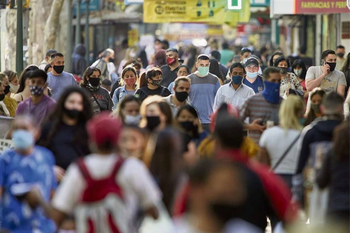 En Mendoza. Antes de que regresen las limitaciones, las calles céntricas de la capital lucieron ayer pobladas