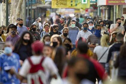En Mendoza. Antes de que regresen las limitaciones, las calles céntricas de la capital lucieron ayer pobladas