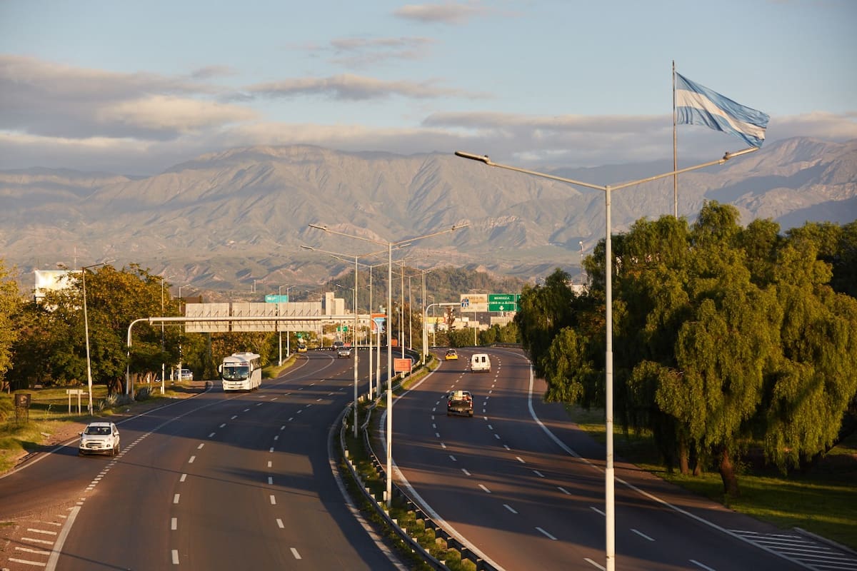 En Mendoza se detecta por estos días un 55% menos de niveles de monóxido de carbono. Sin embargo, la disminución de óxido nitrógeno es leve, por el impacto que sigue produciendo el transporte público.