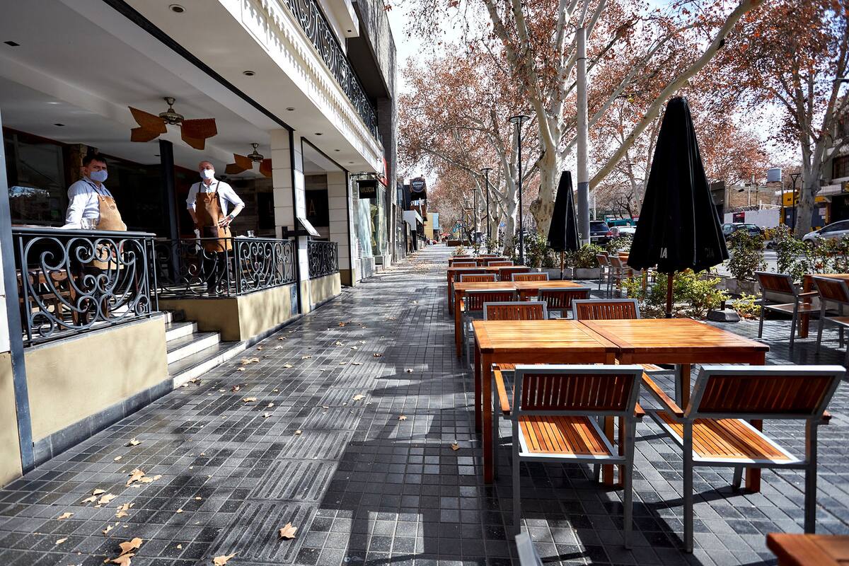 En Mendoza solo bares con propuestas gastronómicas y restaurantes pueden seguir atendiendo al público dentro del local. El gobierno limitó las salidas de este tipo para bajar la transmisión del virus