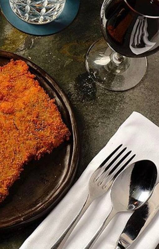 La carne de la milanesa es tapa de asado de wagyu cocida al vacío por 10 horas, empanada en panko antes de freír