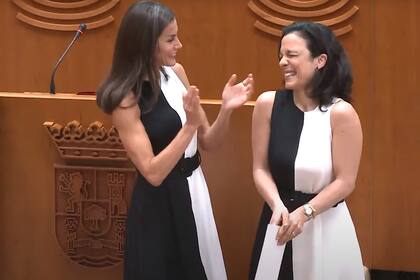 En Mérida, la reina Letizia coincidió con una de las galardonadas en la elección del vestido, lo que desató las risas de ambas