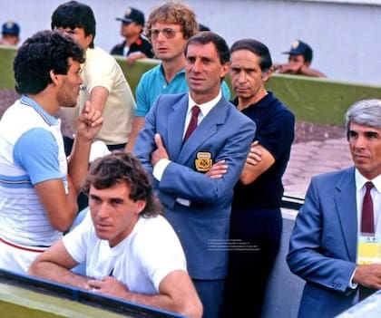 En México 86, Bilardo, Mariani, Madero, Clausen y Pumpido, antes de un partido