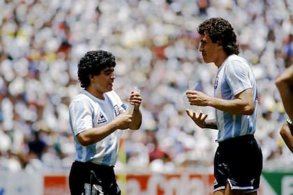 En México 86 la FIFA no había inventado las pausas de hidratación: Diego y Jorge con las bolsitas de agua que les arrojaban desde el banco