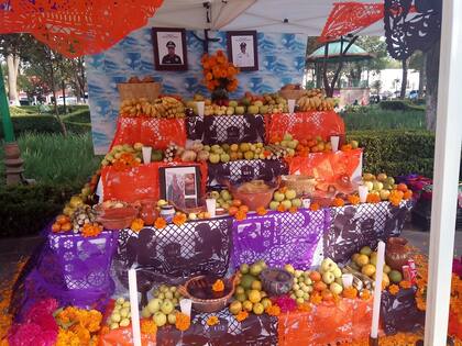 En México es común que se organicen concursos de ofrendas de Día de Muertos (Wikimedia Commons/Isaacvp)