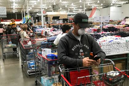 En México se triplicaron los casos y la gente comenzó a recurrir a medidas preventivas, como el uso de barbijos en este supermercado de la capital, en medio de los temores que comienzan a extenderse en América Latina