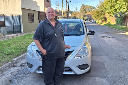 “En mi auto se han olvidado de todo: celulares, termos, un cochecito, compras del super, llaves, ropa, maquillaje, carteras. Lo mejor, un bebé”, cuenta Fabián Cebrón, de 55 años.