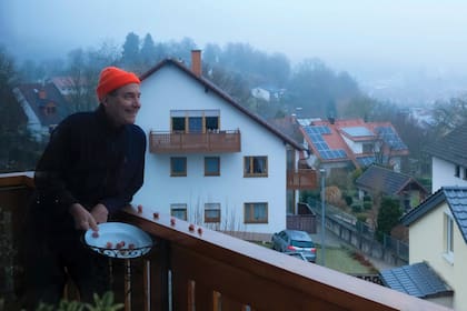 “En mi balcón siempre pongo un plato con bolitas de carne para alimentar a los cuervos salvajes. Desde que vine a esta casa empecé a darles y se hizo un comedero, especialmente en invierno que escasea el alimento para los cuervos”, nos cuenta.