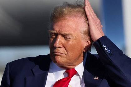 “En mi caso me gusta tomar una buena ducha, cuidar mi hermoso cabello”, declaró Donald Trump a periodistas.