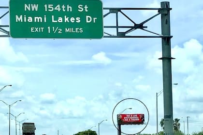 En Miami apareció un cartel que compara a Trump con Fidel Castro